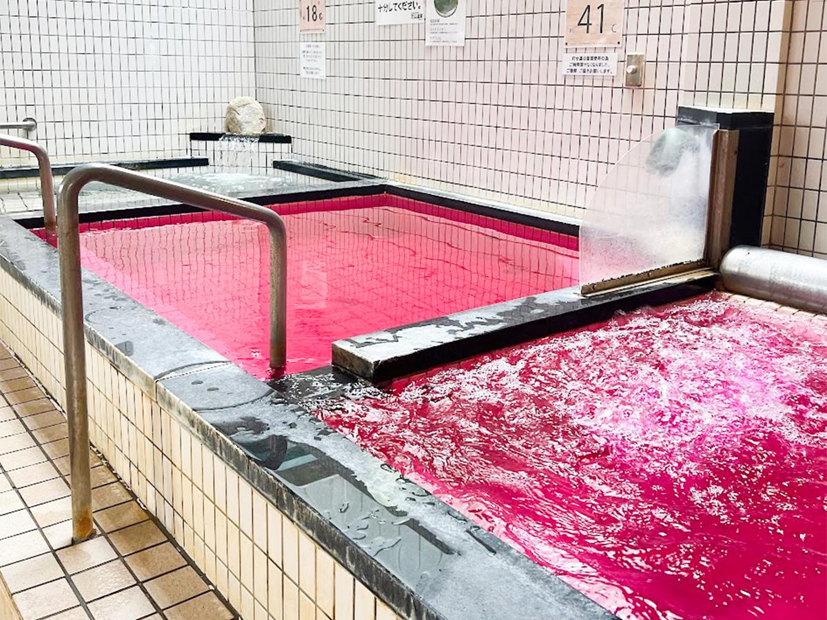 乳がんの早期発見・早期治療を啓発する「ピンクリボン月間」に合わせて入浴剤で浴槽をピンク色にする「ピンクリボンの湯」