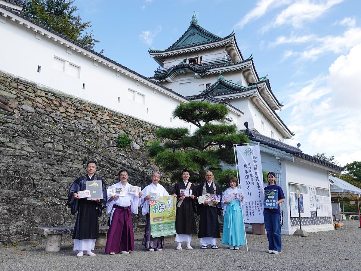 （左から）了法寺副住職の小林慈幸さん、刺田比古神社禰宜の岡本和宜さん、竈山神社宮司の吉良義章さん、養珠寺副住職の村田龍是副さん、恵運寺住職の山本寿法さん、多賀神社禰宜の大岩賀奈子さん・同神社スタッフの大岩ゆめみさん