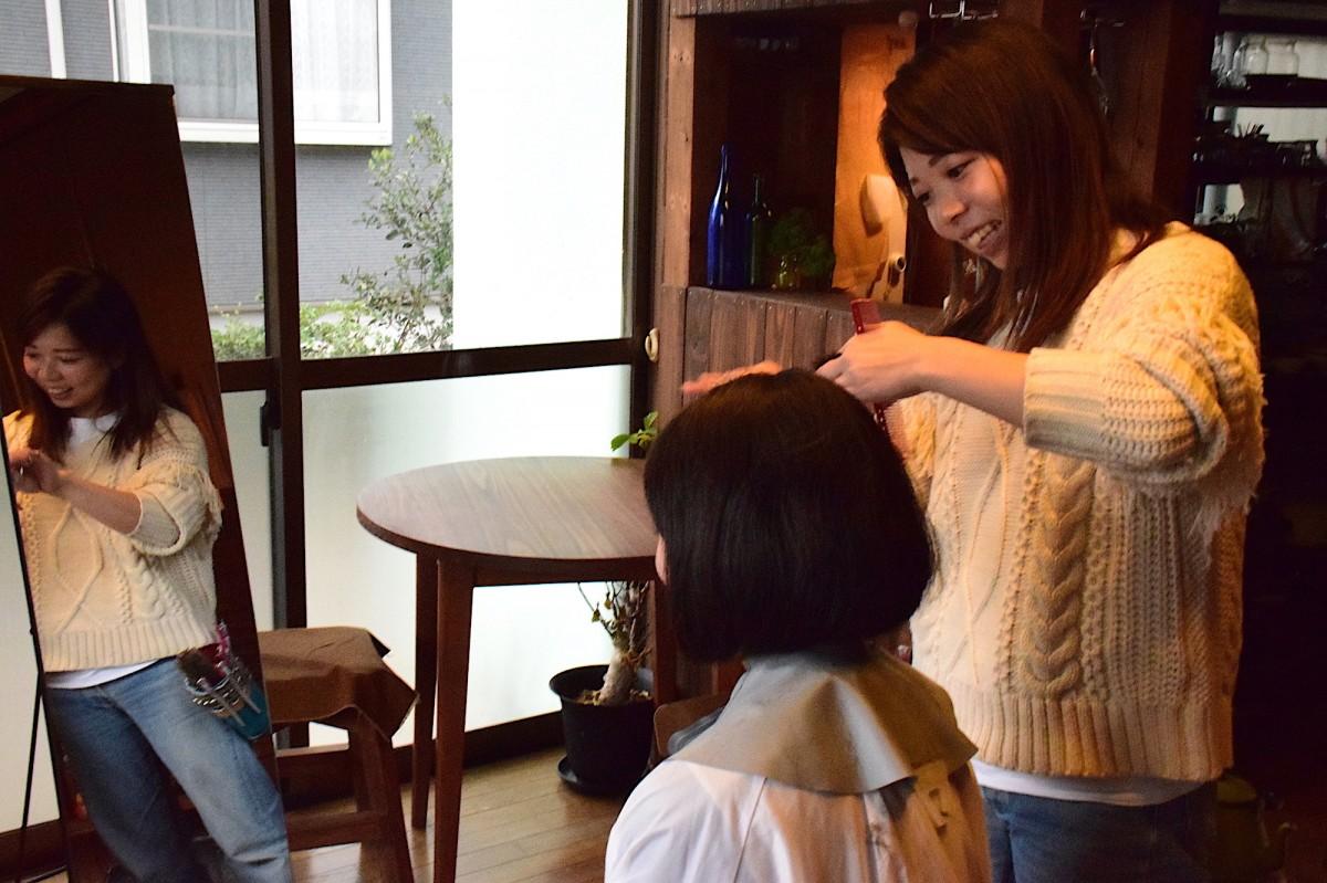 シートを広げて姿見を立てたら、どこでも美容室に変身