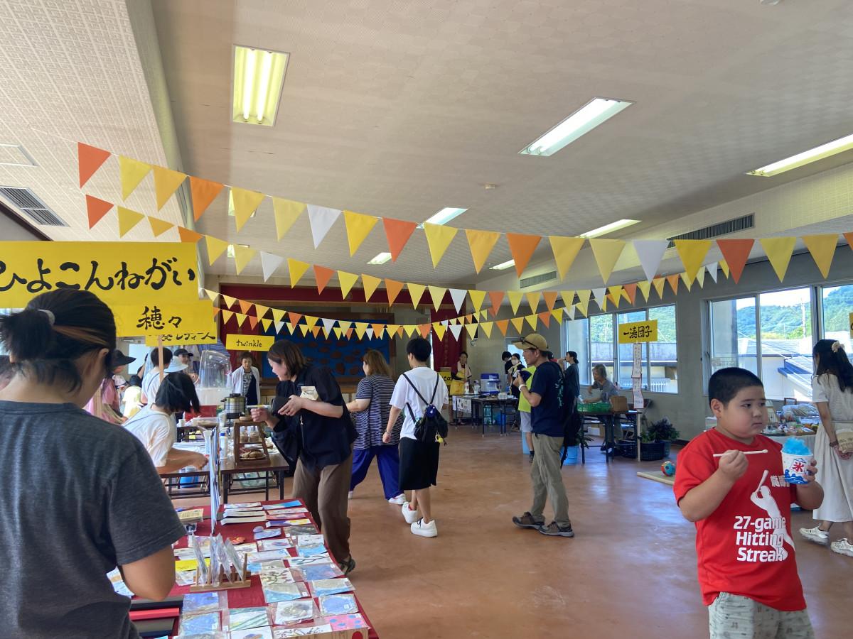 2階の広間には郷土菓子や地元のアートサークルなど8店舗が出店
