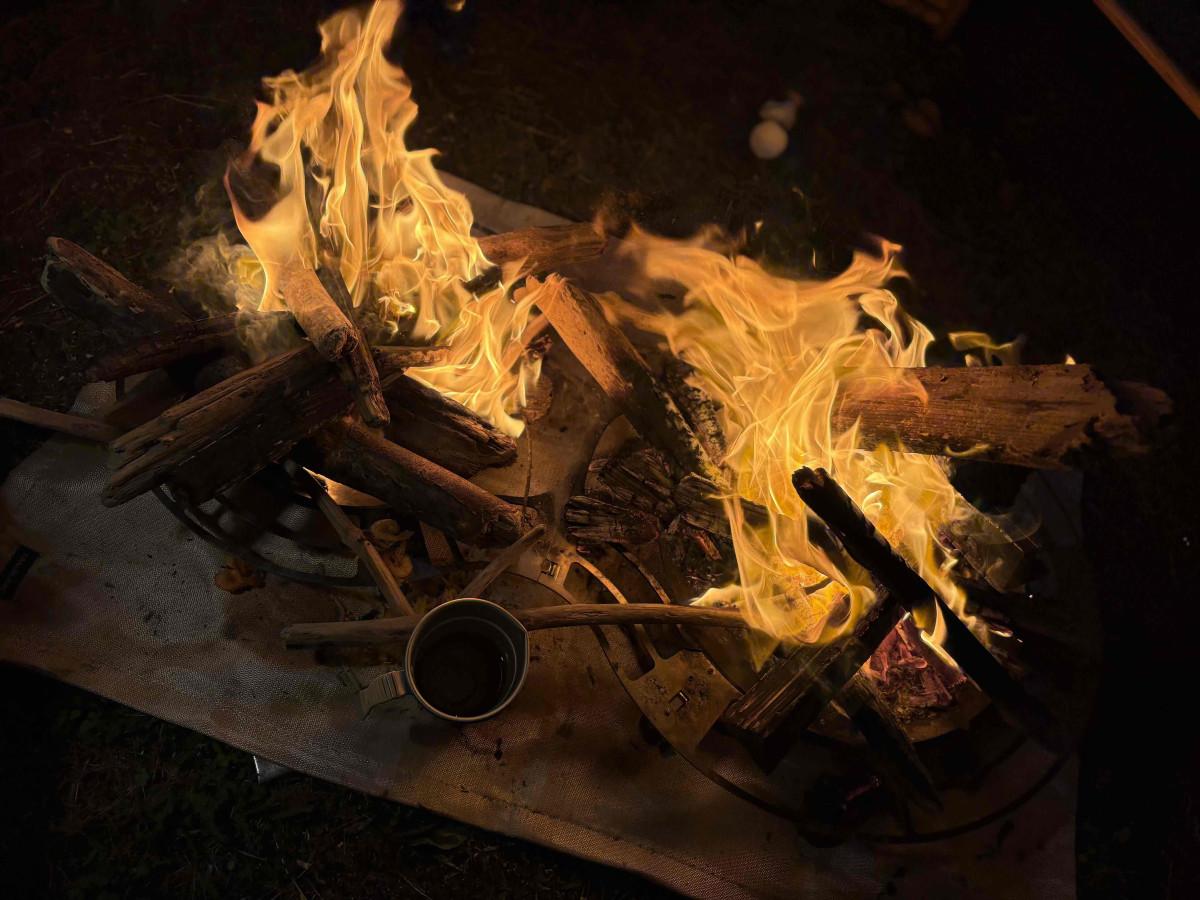 「TAKIBISM×ISHINOMAKI」の販売を手がけるCUSEONLINEからリトルノットに提供されたたき火台