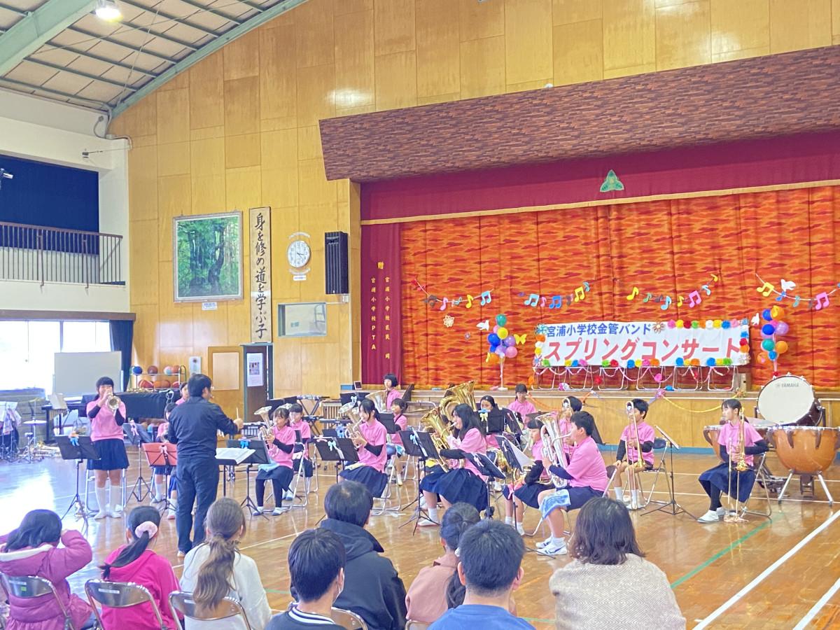 200人ほどの観客を前に練習の成果を披露する宮浦小学校金管バンド