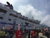 屋久島宮之浦港、見送りのピーク 色とりどりの紙テープ鮮やかに