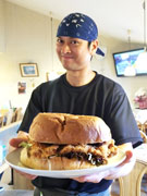 宇部の食堂「ばんちゃ屋」が巨大バーガー　直径20センチ、人気のチキンカツ挟む