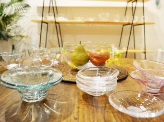 宇部の画廊で「ガラス作家作品展」 初展示から25年、涼やかな作品200点並ぶ