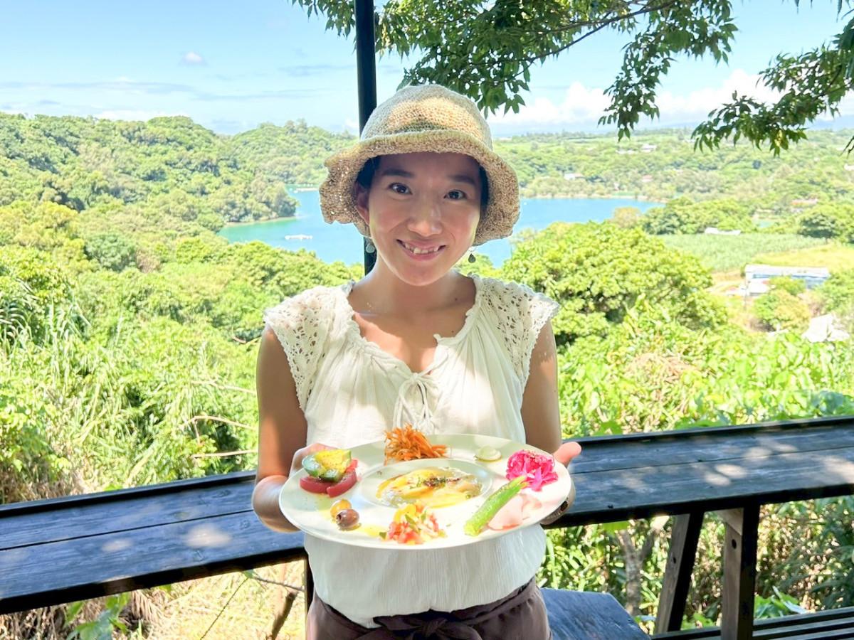 「カフェの人気メニューは『フムスと七種の副菜をオーツ麦の生地で』」とスタッフの今西夢菜さん