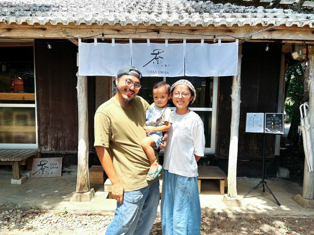 (左から)「アグー豚と台湾由来のお茶を楽しんでほしい」と話す島袋貴充さんと玲江さん