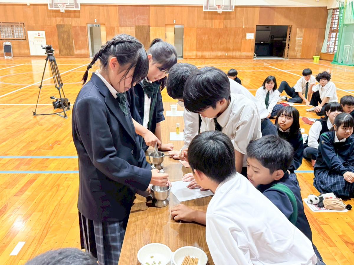 名護市立屋部中学校体育館で行われた体験型食育授業「カレーから日本を考える。」の様子