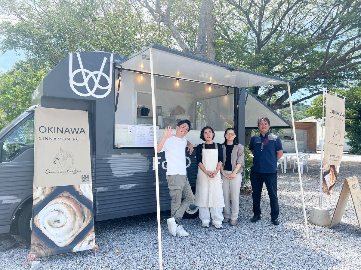 「シナモンロールに合わせて自家焙煎したコーヒーも一緒に楽しんでほしい」と話す「日建ハウジング」新規事業開発室の山森薫室長（左）、店長の伊波さやかさん（左から2人目）、同社やんばる支店スタッフ
