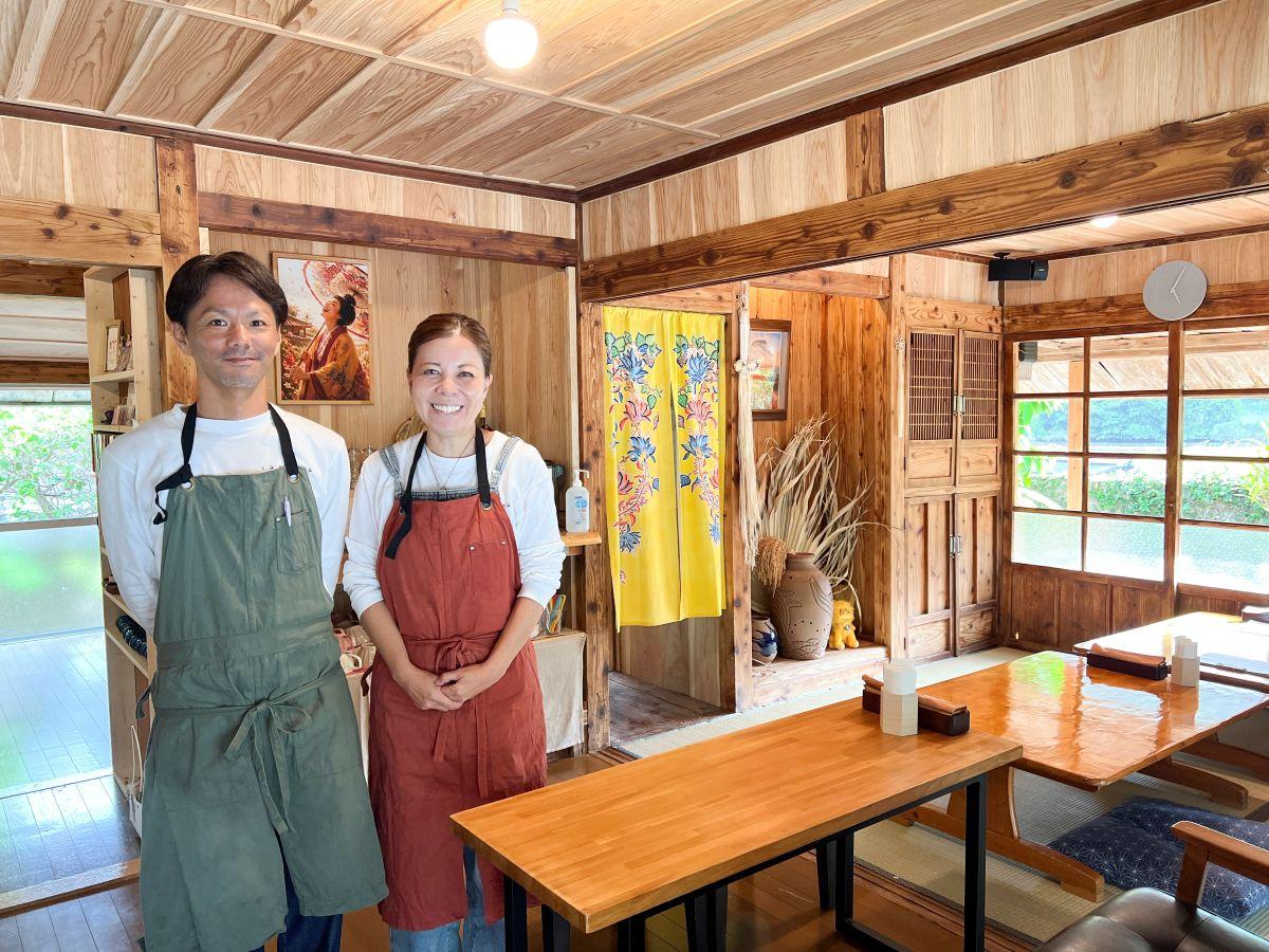 「田舎の実家に帰ってきたような気持ちになってもらえれば」と話す大城さん夫妻