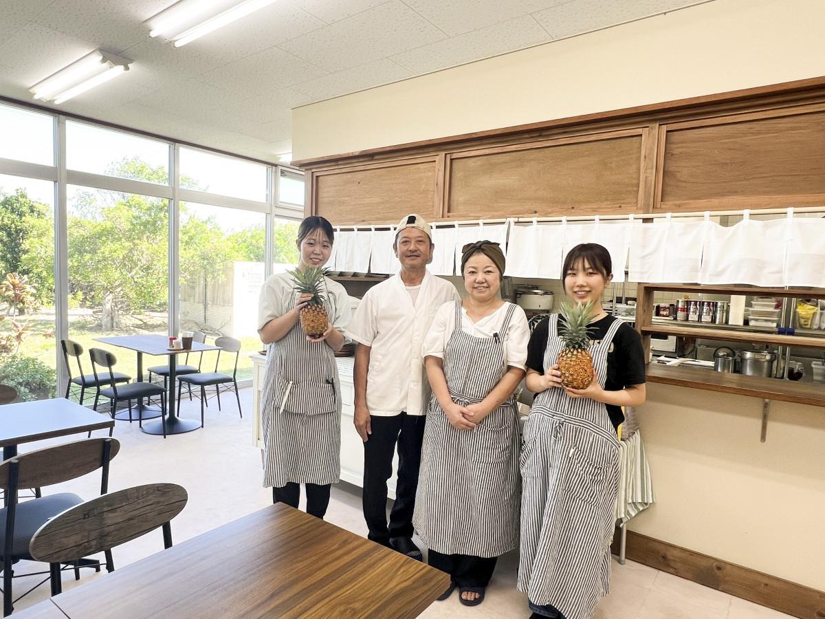 「居心地のよい地域の食堂として根付いていきたい」と話す山口れいこさん（中央右）、慎之介さん（中央左）、スタッフ