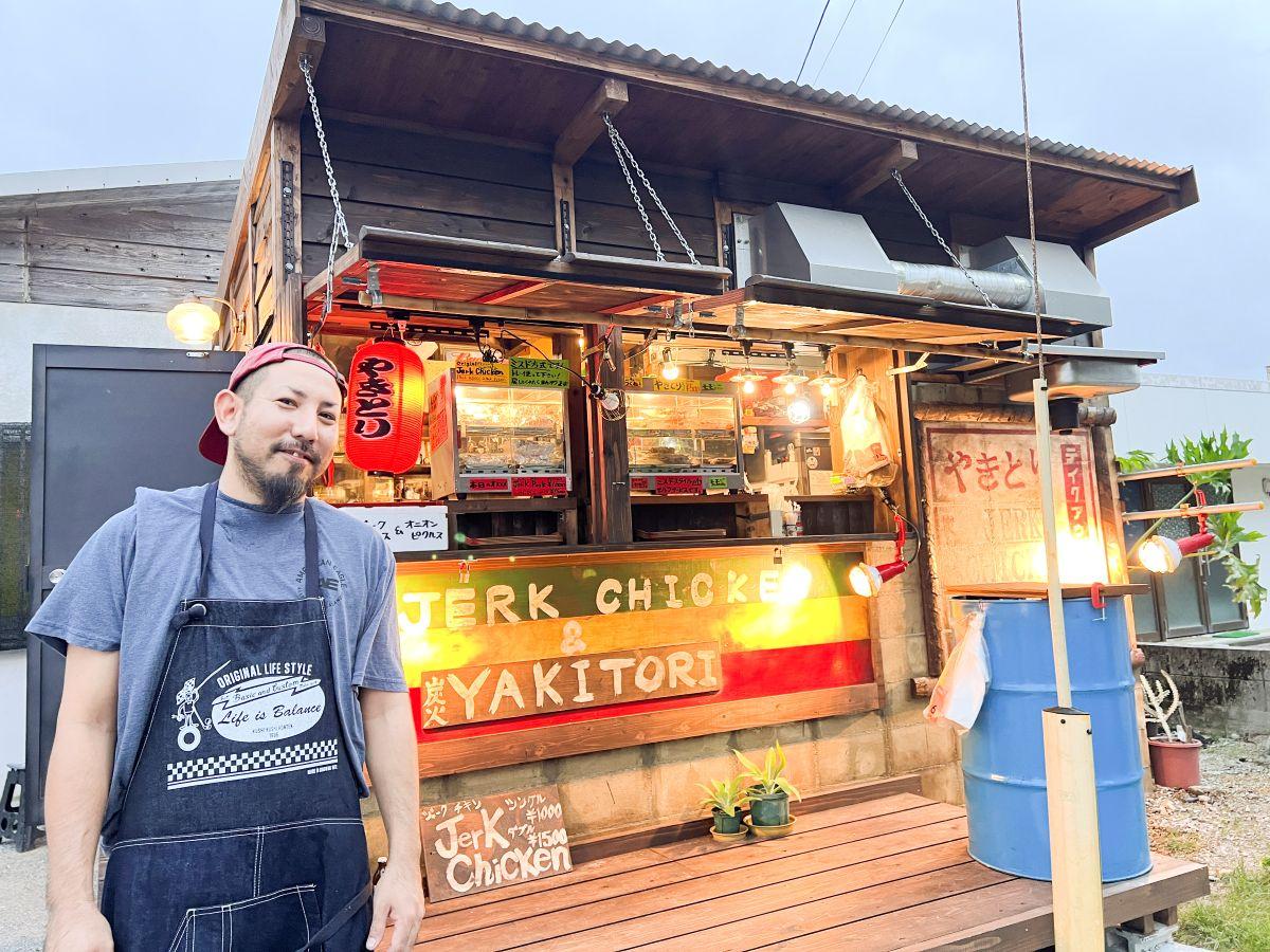 「炭火と香味の香りがするジャークチキンを名護の人に味わってほしい」と話す「炭火パーラー ミッキー」店主の與儀樹生さん