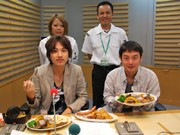 言い間違いから始まった「すこやか軍艦カレー」-試作品をゆずの2人が試食