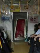 車両連結部が変形した、事故当時の車内の様子(ツイッターより)