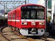 新年のヘッドマークを付ける大師線1500形車両