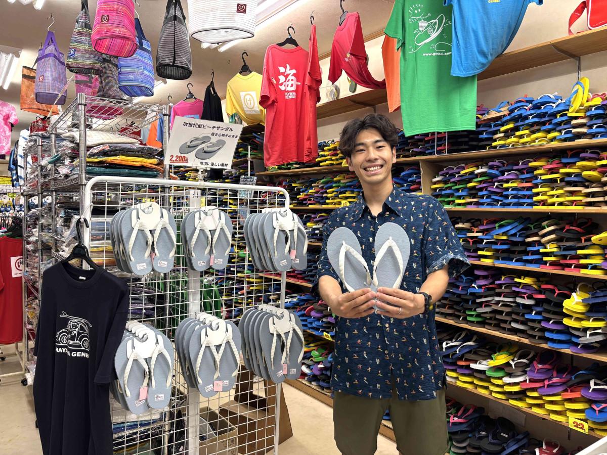 「エコビーサン」を手にする「げんべい商店」の葉山恵太さん