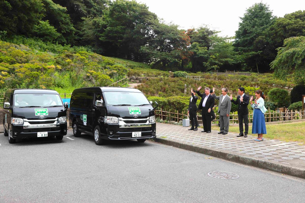 「はやまる」の出発式。葉山町役場駐車場で（提供＝葉山町）