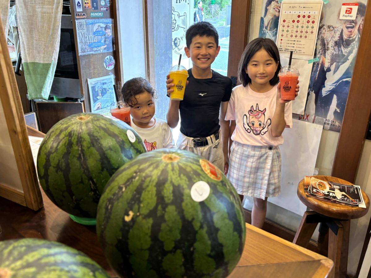 オープン初日、地元に住むきょうだいが来店。兄は「みやざき完熟マンゴースムージー」、妹らは「スイカスムージー」を注文。手前は三浦・マルツ農園の規格外スイカ