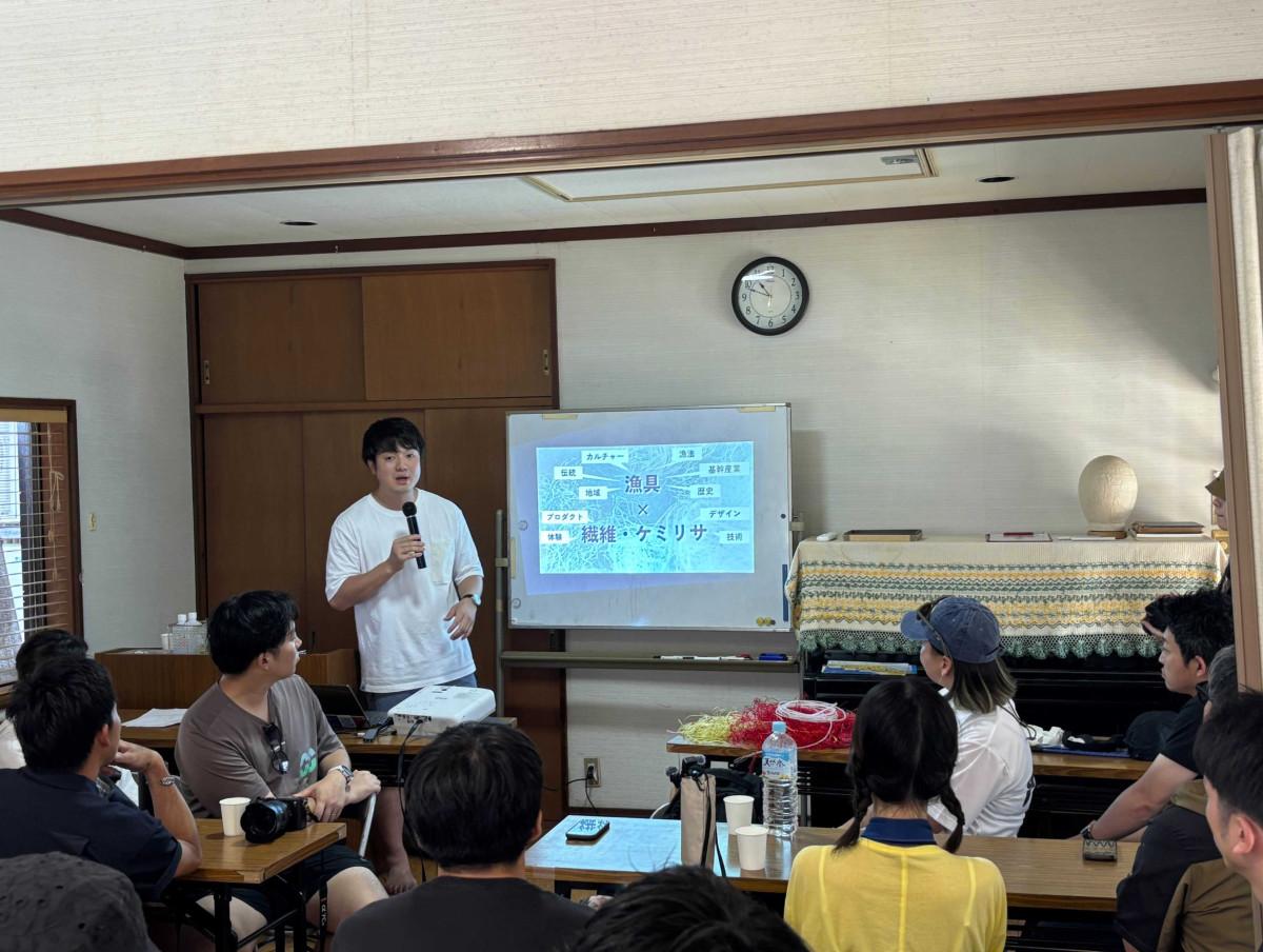 amu代表取締役の加藤広大さんが廃漁網の回収・再資源化について説明。「黒門カルチャーくらぶ」で