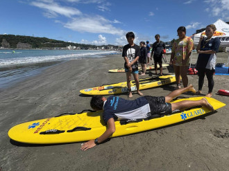 逗子海岸で中学生がライフセービング体験　安全に海を楽しんで