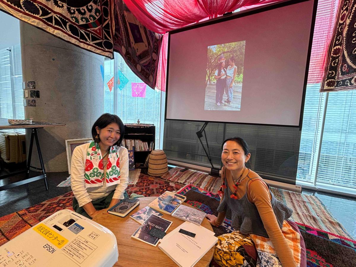 「旅とともだち　平和のはなし」を企画した佐藤有美さん（写真右）と空間デザインを手がけた小池晶子さん。逗子市民交流センター展示スペースで