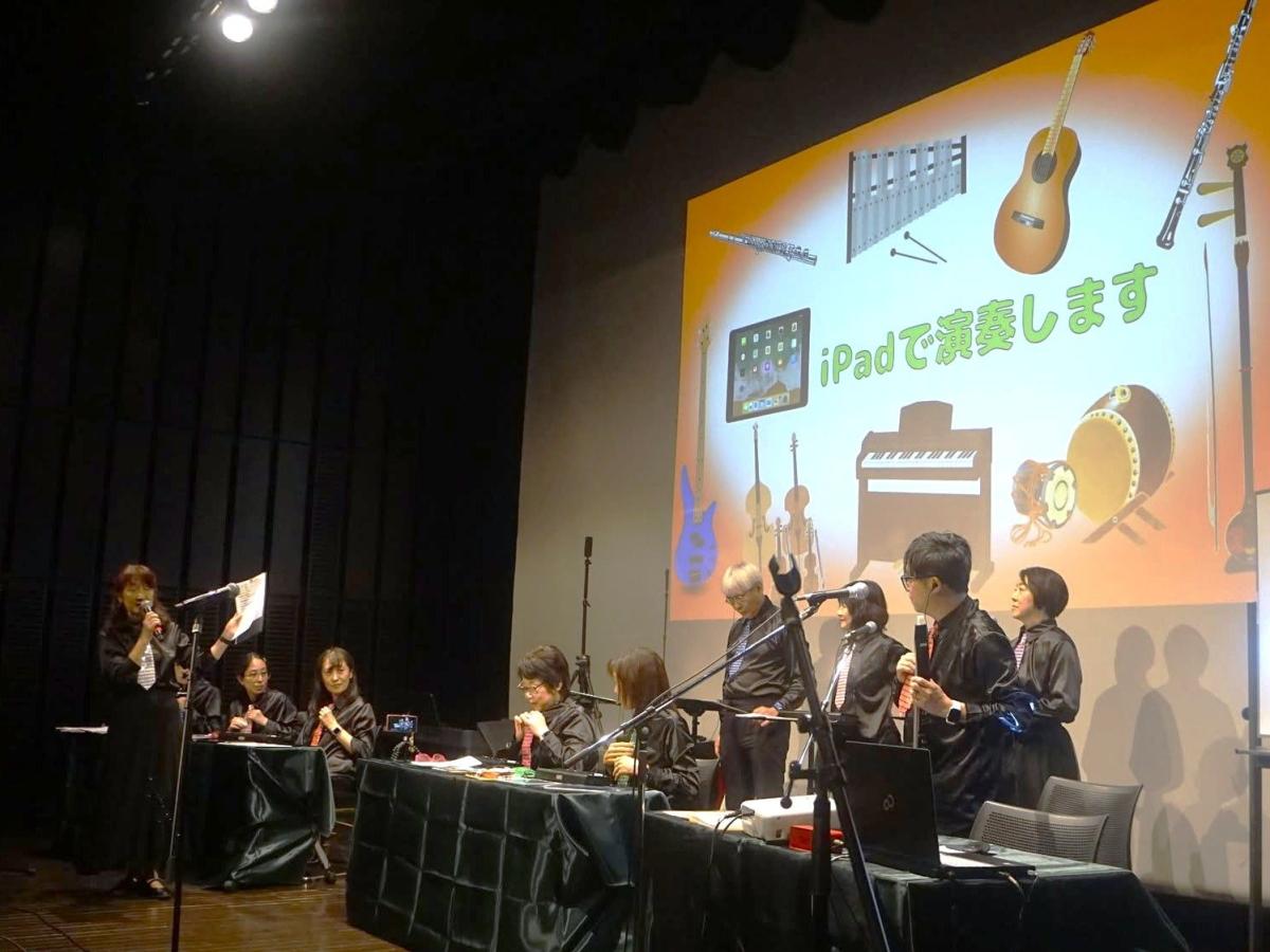 「スマホが学べる音楽バンドぱそばん」の演奏の様子。昨年の「たのんコンサート」で（提供＝たのん実行委員会）