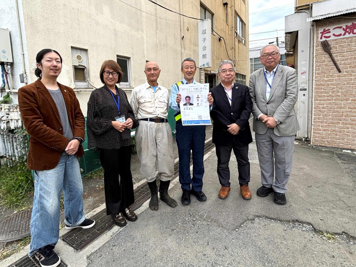 （左から2番目）伊藤美佳社長、（中央）登壇者の田中哲夫さん、傅法谷清さん、金谷秀男さん。パブリックサービス本社前で