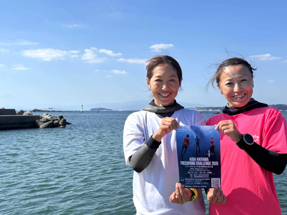 （左から）主催するLittle Blue代表の武藤由紀さんとセーフティーダイバーリーダーの牛丸智子さん。会場となる葉山沖を背に。遠方には江の島