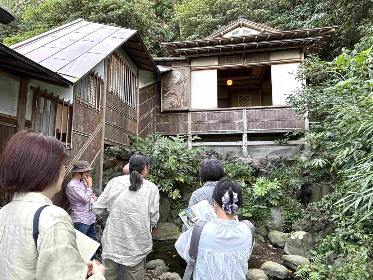宮城道雄旧別荘「雨の念佛荘」の見学の様子。奥は書斎「検校の間」、壁に琴柱（ことじ）があしらわれている